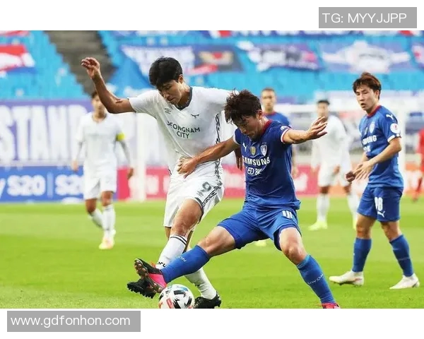 光州足球队迎战全北现代队争夺联赛冠军荣耀的激烈对决