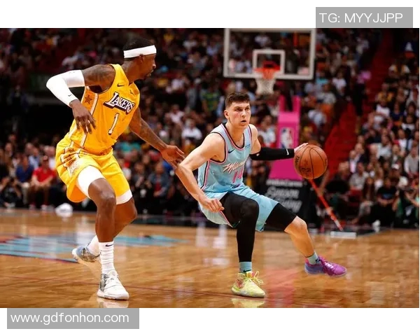 湖人对阵热火精彩比赛录像回顾与赛后分析全程解读 湖人对阵热火精彩比赛录像回顾与赛后分析全程解读