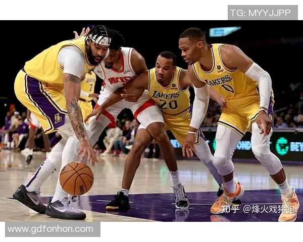 火箭队挑战湖人浓眉大眼争夺季后赛席位的关键战役分析