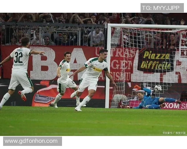 门兴与弗赖堡激战正酣赛场精彩瞬间不断上演