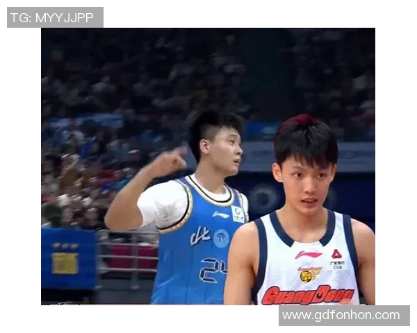 山东男篮与福建男篮激战正酣谁能在这场对决中笑到最后