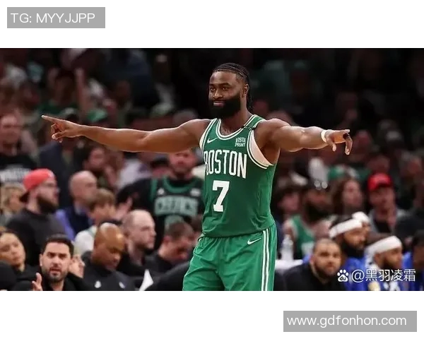 湖人客场挑战热火全力争胜展现球队实力与韧性 湖人客场挑战热火全力争胜展现球队实力与韧性